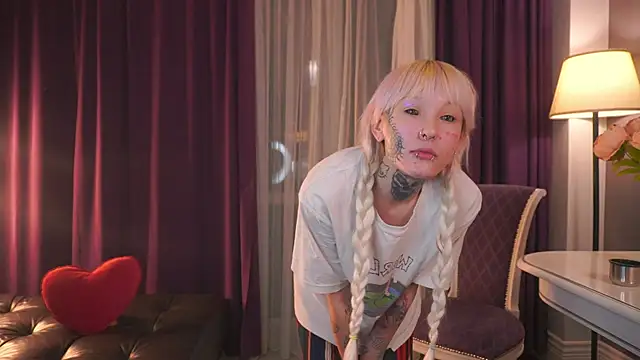 IsauraGarratt online show from November 18, 2025, 2:42 pm