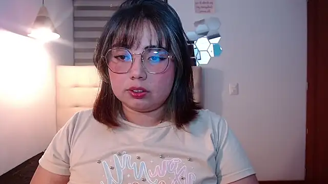 YiniBelle online show from November 20, 2025, 3:29 am