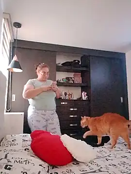 YiniBelle online show from April 6, 2026, 9:16 pm