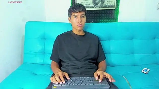 Snapshot of Carl-Milton chatting on November 30, 2025, 6:58 am Carl-Milton online show from November 30, 2025, 6:58 am