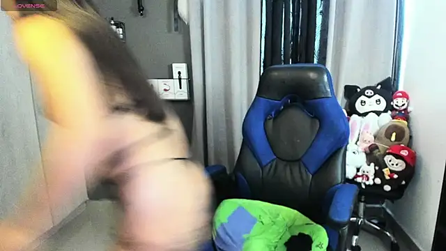 Charlott  V online show from April 13, 2026, 9:52 pm