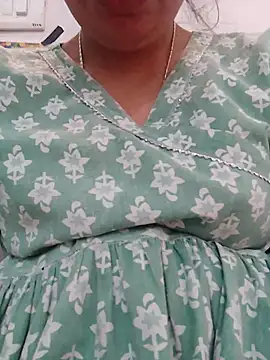 Snapshot of isha_sharma2002 chatting on November 23, 2025, 4:44 am isha sharma2002 online show from November 23, 2025, 4:44 am