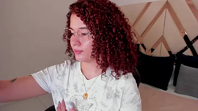 avrilwaynee online show from December 16, 2025, 11:58 am