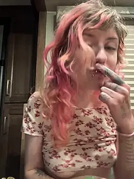 Snapshot of needlefaceUwU chatting on November 16, 2025, 9:25 am needlefaceUwU online show from November 16, 2025, 9:25 am