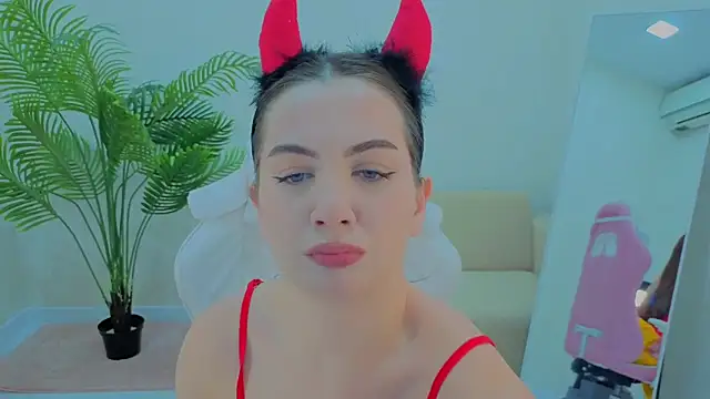 Snapshot of Lilia_Crown chatting on November 26, 2025, 5:02 pm Lilia Crown online show from November 26, 2025, 5:02 pm