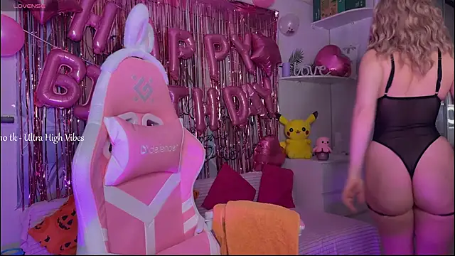 CheekySashaCharm online show from December 18, 2025, 7:35 am