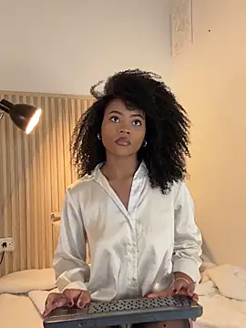 Snapshot of vanestraus chatting on February 20, 2026, 8:33 pm vanestraus online show from February 20, 2026, 8:33 pm