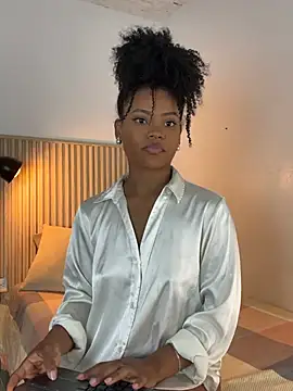 Snapshot of vanestraus chatting on February 17, 2026, 8:50 pm vanestraus online show from February 17, 2026, 8:50 pm