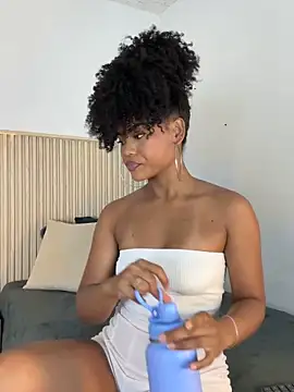 Snapshot of vanestraus chatting on February 12, 2026, 8:41 pm vanestraus online show from February 12, 2026, 8:41 pm