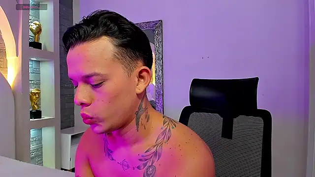 Snapshot of Valentino_moretti chatting on November 25, 2025, 1:11 pm Valentino moretti online show from November 25, 2025, 1:11 pm