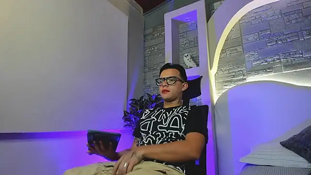 Snapshot of Valentino_moretti chatting on December 1, 2025, 1:12 pm Valentino moretti online show from December 1, 2025, 1:12 pm