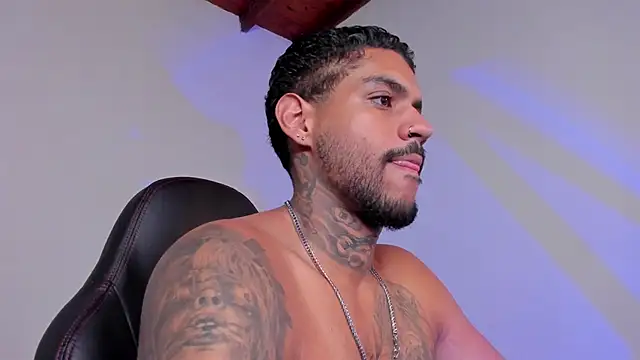 LuigiVitale 1 online show from November 19, 2025, 1:49 am