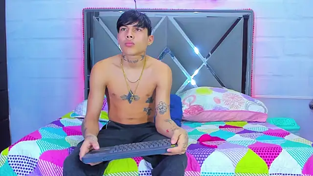 LoveBoundDuo online show from November 18, 2025, 6:11 pm