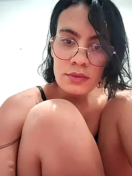 Mia saaenz online show from December 3, 2025, 2:23 am