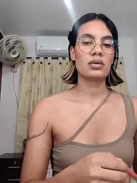 Mia saaenz online show from November 19, 2025, 8:09 pm