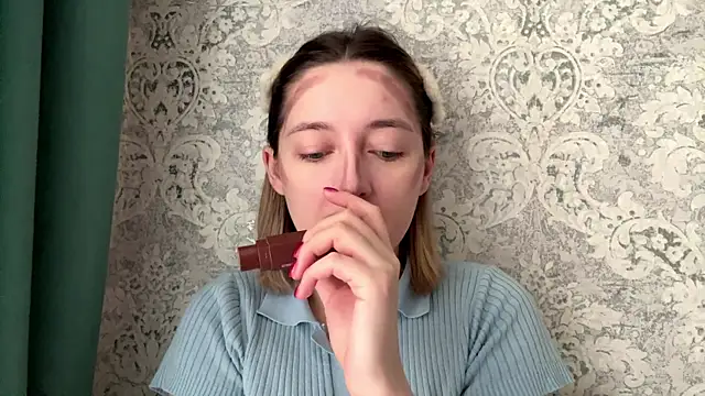 Emily lyy online show from December 15, 2025, 7:36 am