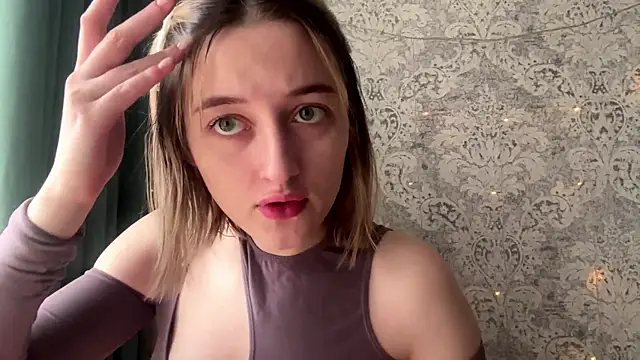 Emily lyy online show from November 28, 2025, 8:25 am