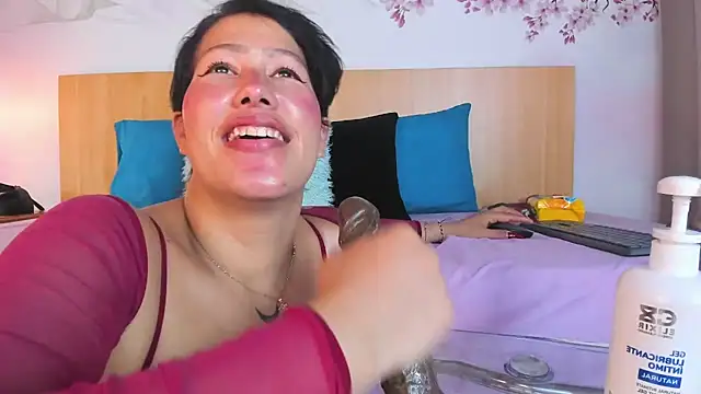 Snapshot of Laura_Torress chatting on July 2, 2026, 3:23 am Laura Torress online show from July 2, 2026, 3:23 am