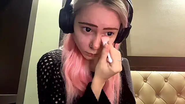 ChanteNovack online show from November 24, 2025, 9:31 am