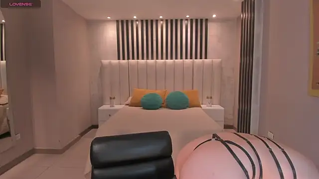 Snapshot of MayaHoffman chatting on December 20, 2025, 11:24 am MayaHoffman online show from December 20, 2025, 11:24 am