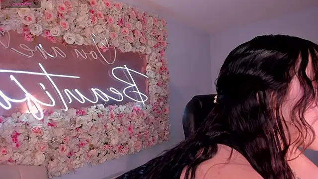 ZaraKafruni online show from April 7, 2026, 4:25 am