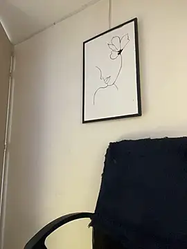 LaraDanverss online show from April 7, 2026, 9:05 pm