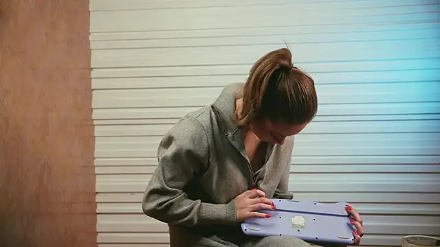 CrystleScozzafava online show from November 21, 2025, 6:07 pm