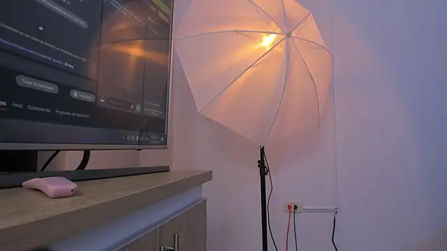 BWW-CINDY11 online show from November 21, 2025, 7:13 pm