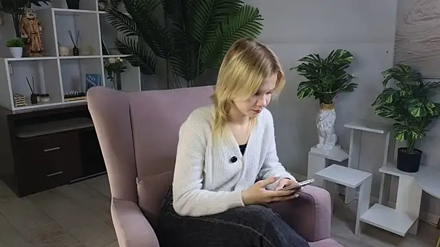 PhillisEsplin online show from November 17, 2025, 9:02 am