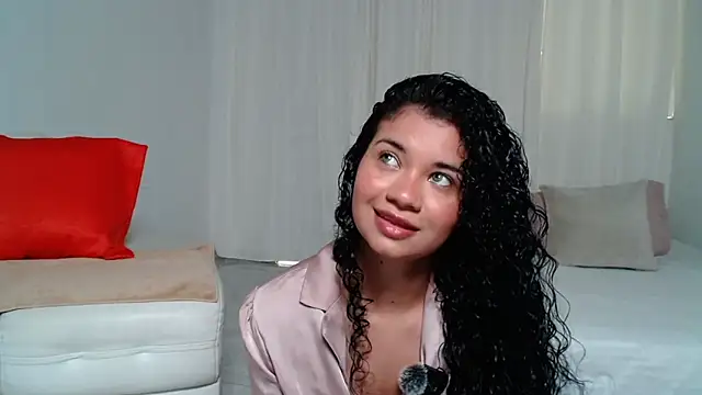 ninaleon ih online show from November 19, 2025, 7:25 pm