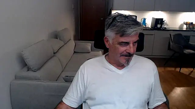 Buidapest online show from February 28, 2026, 10:53 pm