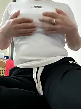 MaihoaLa online show from November 17, 2025, 4:27 am