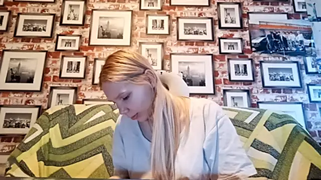 EvieBaggette online show from November 24, 2025, 8:25 am