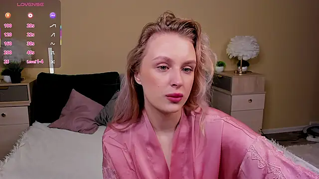 Snapshot of KiraRuiz chatting on February 8, 2026, 1:03 am KiraRuiz online show from February 8, 2026, 1:03 am