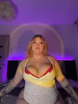 Laylaa Star online show from November 19, 2025, 9:48 pm