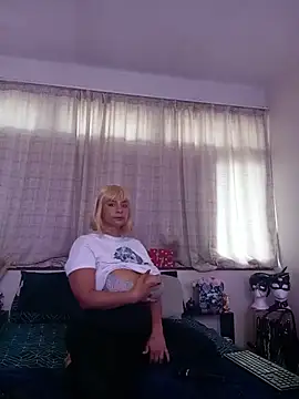 Snapshot of LaReineCleo chatting on May 29, 2026, 10:32 am LaReineCleo online show from May 29, 2026, 10:32 am