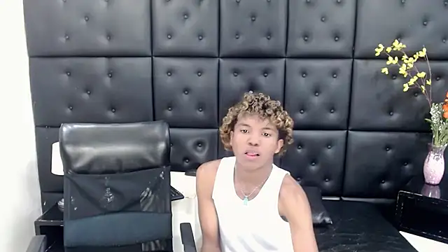 ChrisHott01 online show from November 26, 2025, 1:49 am