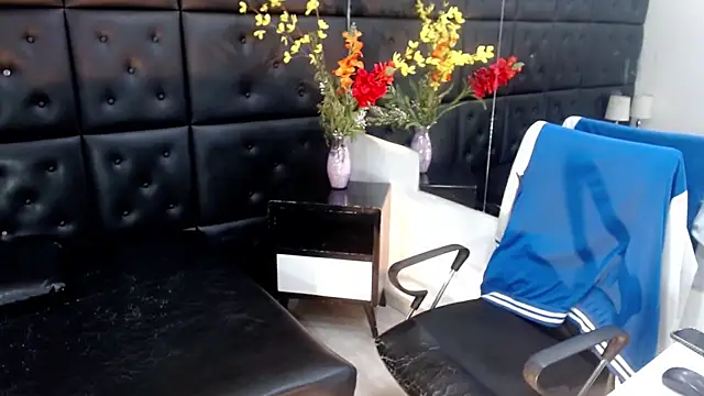 ChrisHott01 online show from November 30, 2025, 7:14 pm