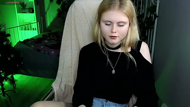 AnoraAmore online show from December 14, 2025, 9:09 pm