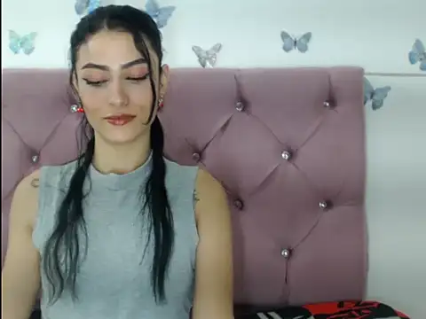 Snapshot of Isardrigue02 chatting on December 4, 2025, 6:12 am Isardrigue02 online show from December 4, 2025, 6:12 am