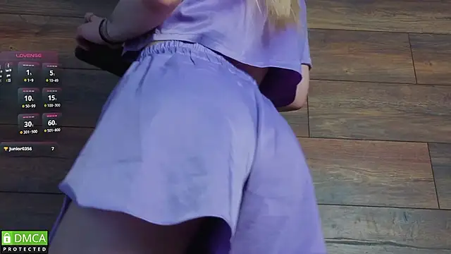 Snapshot of EmilieLong chatting on February 17, 2026, 5:27 am EmilieLong online show from February 17, 2026, 5:27 am