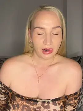 BootyQueenApril online show from April 22, 2026, 10:49 pm