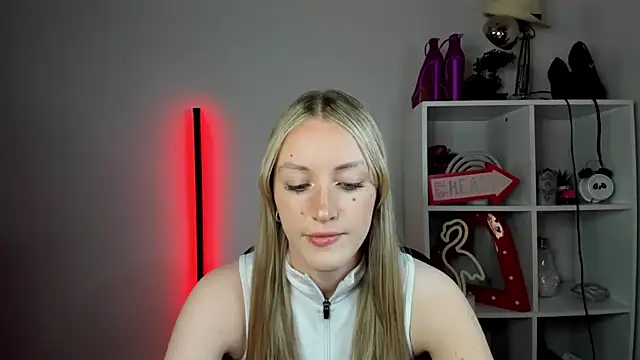 EvelynBlond online show from May 26, 2026, 12:36 pm