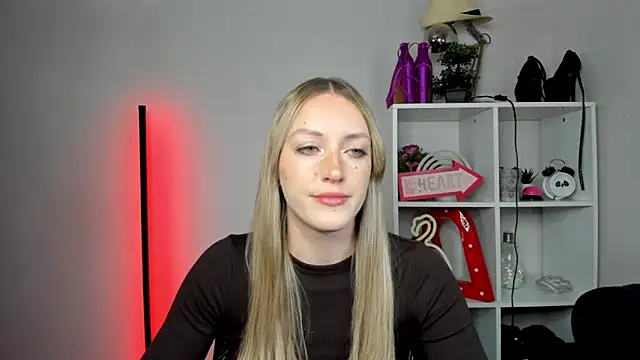 EvelynBlond online show from May 15, 2026, 5:27 am