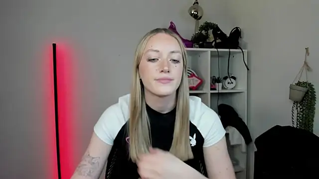 EvelynBlond online show from April 1, 2026, 12:50 pm