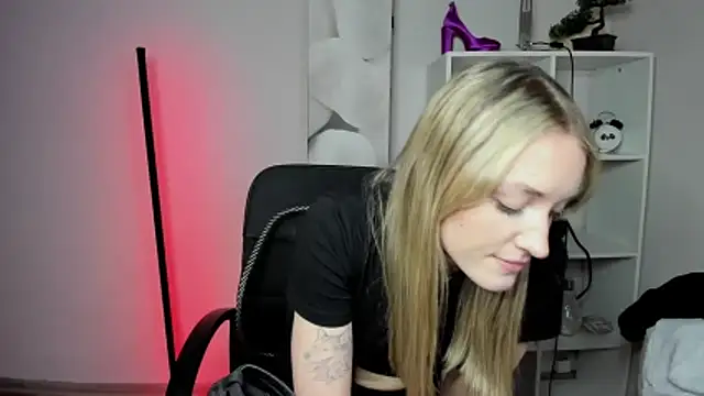 EvelynBlond online show from March 2, 2026, 7:21 pm