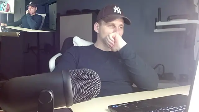 Poliglotjoe1 online show from December 17, 2025, 9:31 pm