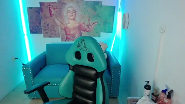 emmily m1  online show from November 29, 2025, 4:12 am