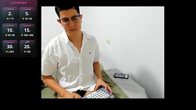 AlejandroThamer97 online show from November 20, 2025, 7:14 pm