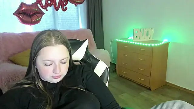 GirlPlayer online show from April 19, 2026, 9:10 am